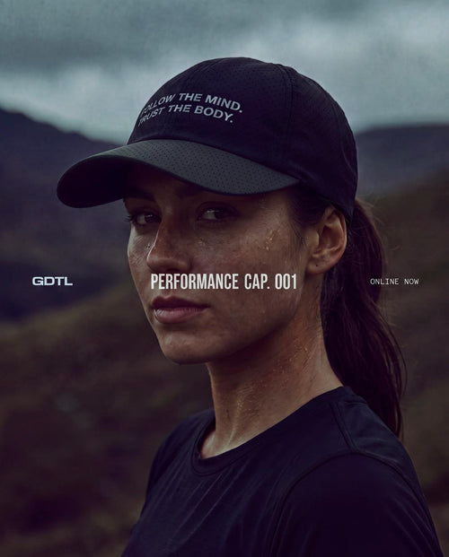 001 Performance Cap indossato con il lago sullo sfondo