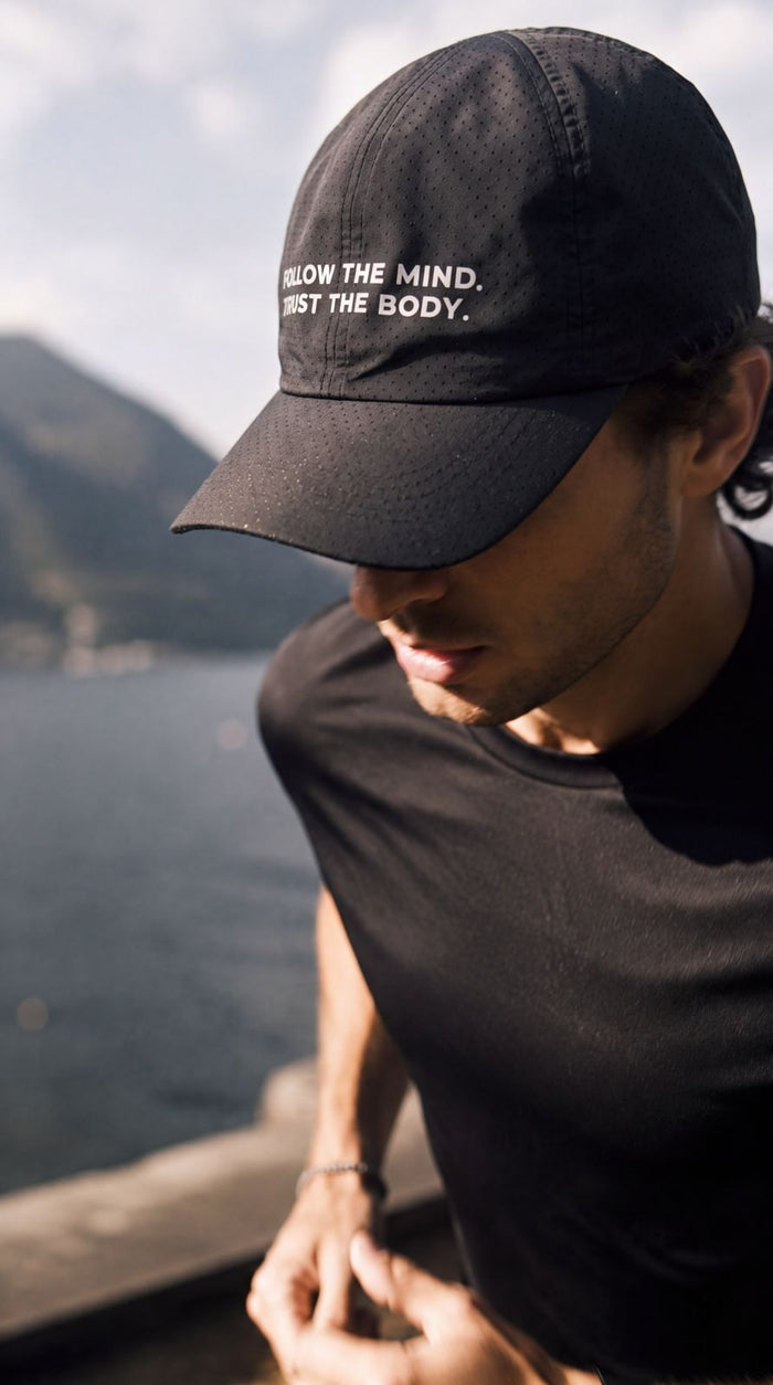 001 Performance Cap indossato, con la stampa in evidenza